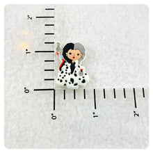 Load image into Gallery viewer, Set of 2 - PVC Resin - Cruella DeVil - Villain