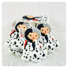 Load image into Gallery viewer, Set of 2 - PVC Resin - Cruella DeVil - Villain